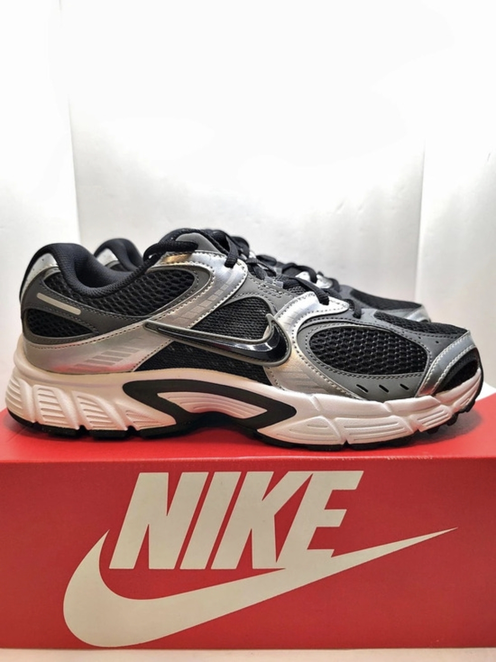 Nike V5 RNR Sneakers Black & Silver Mens 10.5